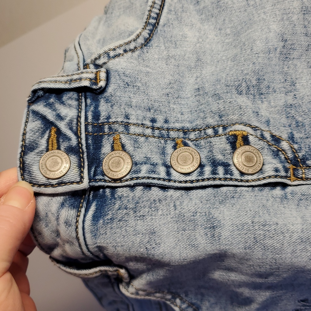 Girls Size 10 High Rise Jeans Butterfly Embroidered Light Blue Jeans Snap Front - Picture 3 of 12